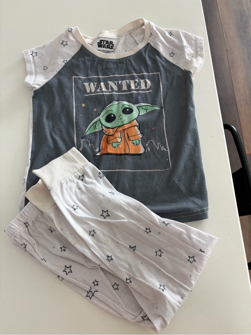 Star Wars Kids Grogu 'Wanted' Pajama Set in Gray, White, Green, Orange